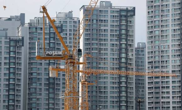 건설부동산업 침체로 은행의 ‘깡통대출’이 2023년 한 해 동안 26.2% 늘었다. 사진은 지난해 서울 시내 재건축 공사 단지 모습.