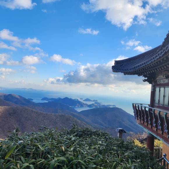 경남 남해 상주면 금산 봉우리에 있는 보리암은  통일신라 원효대사가 창건한 암자로  발 아래로 한려해상국립공원의 시원스런 풍경이 펼쳐진다.