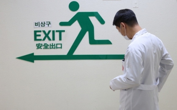 모 대학병원에서 한 의료진이 이동하고 있다. 기사 내용과 무관한 사진. 연합뉴스