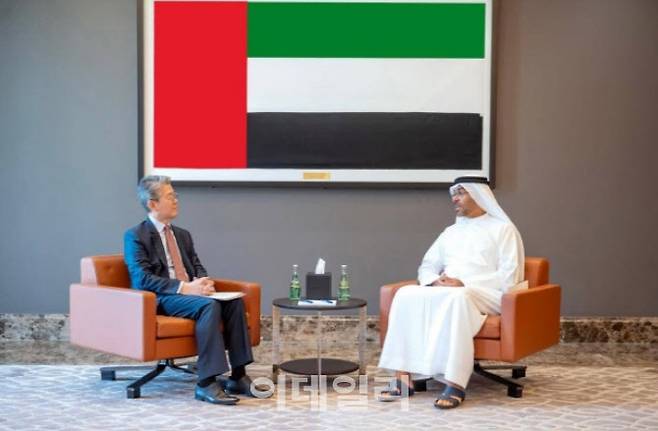 김홍균 외교부 1차관(왼쪽)과 UAE 외교부 장관이 면담을 하고 있다. (사진=외교부)