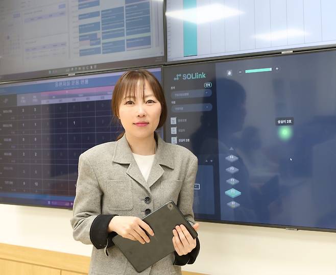 한림대 성심병원의 병원 로봇 통합관제시스템 앞에서