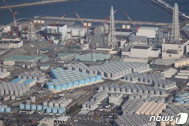 지난해 2월 후쿠시마 제1원자력 발전소에서 탱크에 오염수를 보관하고 있다. ⓒ AFP=뉴스1 ⓒ News1 강민경 기자