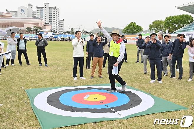 경북교육청은 20일 의성군에 있는 의성종합운동장에서 제16회 경북도교육청 교육행정인 한마음체육대회'를 열었다고 밝혔다.