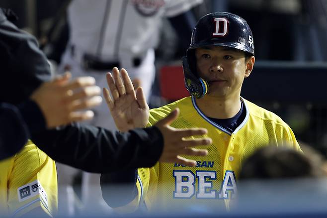 김재환이 19일 득점에 성공한 뒤 환호하고 있다. 사진 | 두산베어스