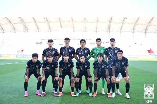 황선홍 감독이 이끄는 올림픽 대표팀은 19일 오후 10시(이하 한국시간) 카타르 도하의 압둘라 빈 할리파 스타디움에서 열린 중국과의 '2024 아시아축구연맹(AFC) 23세 이하(U-23) 아시안컵' B조 2차전에 나서 이영준(김천상무)이 멀티골(2골)을 터트리며 2대0으로 완파했다. 한국 대표팀이 경기 전 단체 사진을 촬영하고 있다. 사진┃KFA