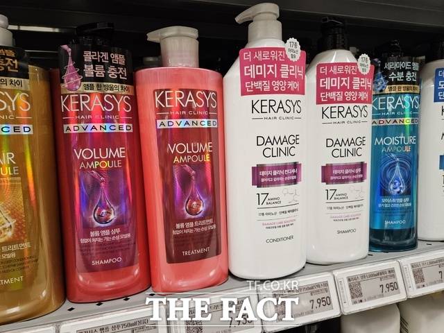 지난 18일 서울 영등포구 이마트 여의도점 매대에 애경산업 모발 케어 브랜드 케라시스의 샴푸, 린스(컨디셔너), 트리트먼트 제품들이 진열돼 있다. /우지수 기자