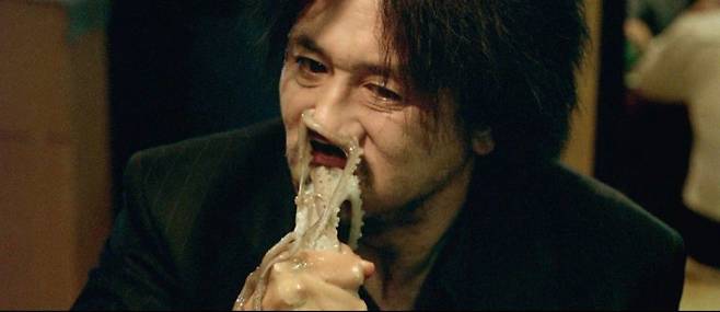 2003년 한국 영화 최초로 칸 영화제 심사위원 대상을 수상한 '올드보이'의 한 장면. 15년간 갇혀 군만두만 먹던 최민식이 분노하듯 산낙지를 뜯어삼키고 있다. 이 장면 덕에 혐오식품으로 여겨졌던 산낙지가 서구에서 비상한 관심을 끌었다. /CJ ENM