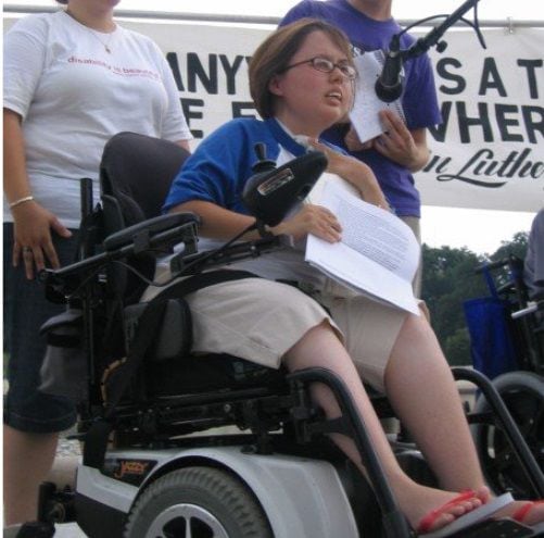 미국 수도 워싱턴DC에서 열린 장애인 인권 집회에 참석해서 연설하고 있는 스테이시 박 밀번./스테이시 박 밀번 부모 제공