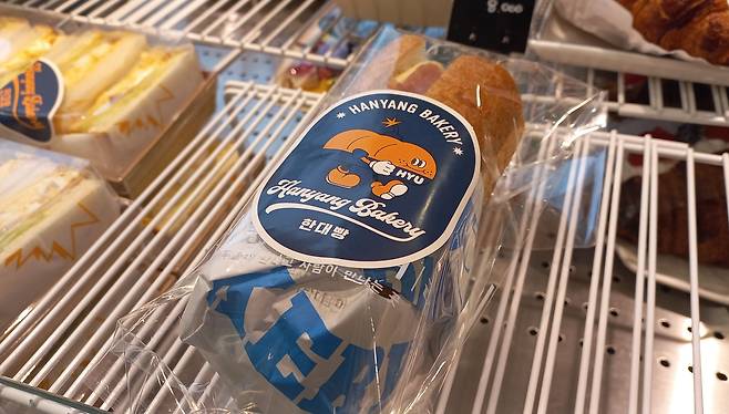 한양베이커리에서 판매중인 빵에 '한대빵' 캐릭터가 그려진 스티커가 붙어있다. /최낙원 기자