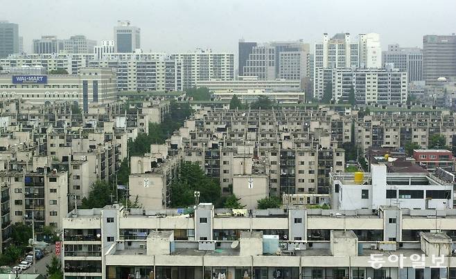 저밀도 지구에 속했던 역삼동 영동주공아파트 단지의 2004년 모습. 동아일보DB