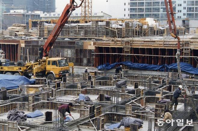 1997년 외환위기 직전 부도를 맞았던 한보건설의 아파트 공사현장 모습. 동아일보DB