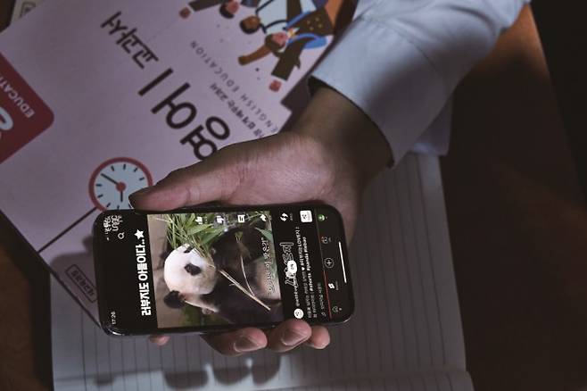 청소년기의 뇌는 발달 과정 속에 있다. 충동을 크게 느끼고 중독에 취약한 특성이 두드러지지만 참는 법을 배우는 노력을 한다면 건강하게 뇌를 발달시킬 수 있다. 게티이미지뱅크, 에버랜드 유튜브 캡처