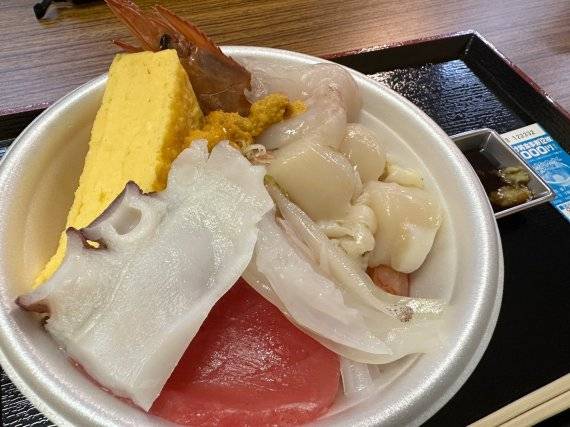 아오모리 교사이 센터에서 2000엔어치로 직접 담아 본 놋케동. 사진=김경민 도쿄특파원