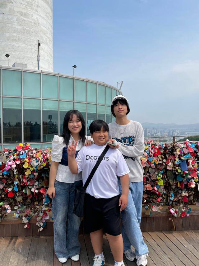 필리핀 출신 이주여성 김민진씨의 자녀들이 나란히 서서 포즈를 취하고 있다. 김씨는 “자녀들 모두 어머니로부터 예술적 DNA를 물려받았다”고 말했다. 왼쪽부터 맏이 이유진(23)씨, 막내아들 이창원(13)군. 둘째 이창민(21)씨. 김광원 기자