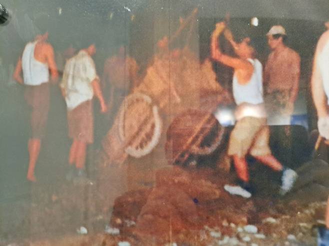 ▲간척공사 당시 인부들이 리어카를 이용해 토사를 운반하는 장면 [죽암농장]