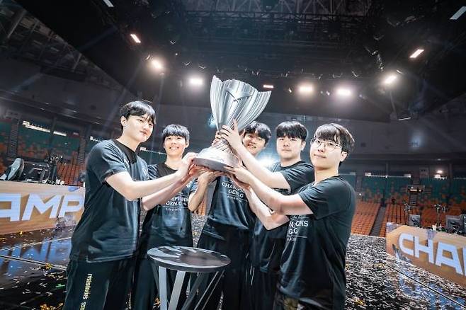 2024 LCK 스프링 우승을 차지한 젠지e스포츠 선수단. 라이엇 게임즈