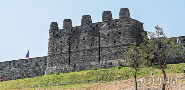 세계유산 수원화성을 찾는 내•외국인 관광객이 줄어들고 있어 화성 성곽 등을 활용한 관광 콘텐츠 개발이 시급하다는 지적이 일고 있다. 사진은 수원화성 봉돈의 모습. 윤원규기자