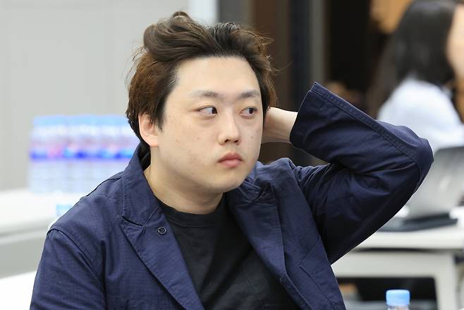 박단 대한전공의협의회 비상대책위원장이 지난 17일 서울 용산구 대한의사협회 회관에서 열린 세계의사회(WMA) 소속 젊은의사협의체(JDN) 회의 워킹 그룹 세션에 참석한 가운데 참석자 발언을 들으며 머리를 만지고 있다. [연합]