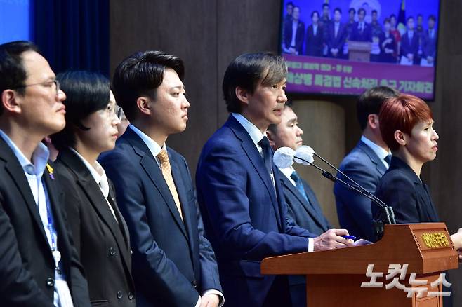 조국 조국혁신당 대표가 19일 서울 여의도 국회 소통관에서 열린 '야6당-해병대예비역연대,채상병 특검법 신속 처리 촉구 기자회견'에서 발언을 하고 있다. 윤창원 기자