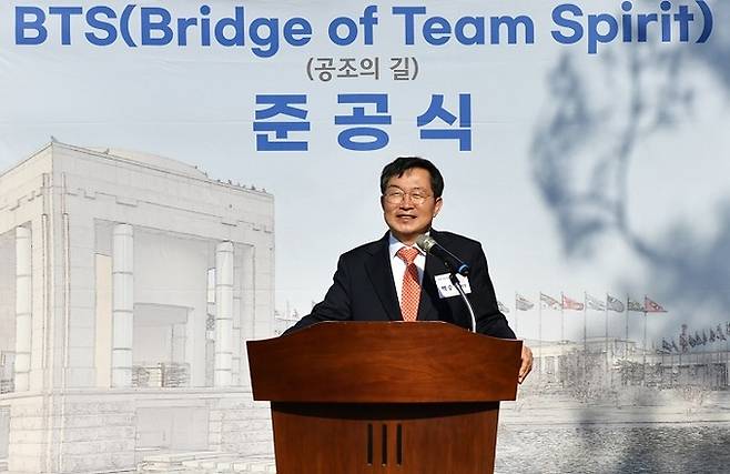 지난 12일&nbsp;서울 용산 전쟁기념관에서 징검다리 BTS 준공식이 열려 백승주 전쟁기념사업회장이 환영사를 하고 있다. 전쟁기념사업회 제공