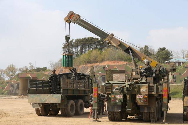 탄약 이송을 위한 첫 단계로 수동으로 트럭에 탄약을 적재하고 있다. 사진 제공=국방일보