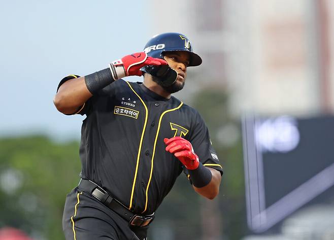 ▲ 19일 광주 NC전에서 투런포를 터뜨리며 홈런 가뭄에서 깨어난 소크라테스 브리토 ⓒKIA타이거즈