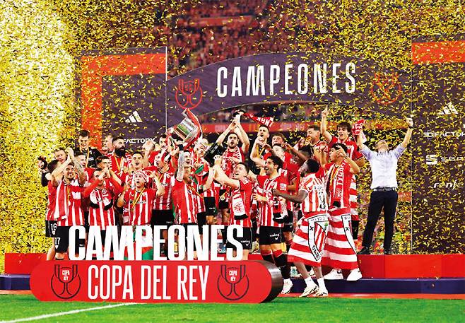스페인 프리메라리가 아틀레틱 클루브 선수들이 4월 6일(현지 시간) 국왕컵 우승 트로피를 들고 환호하고 있다. [GETTYIMAGES]