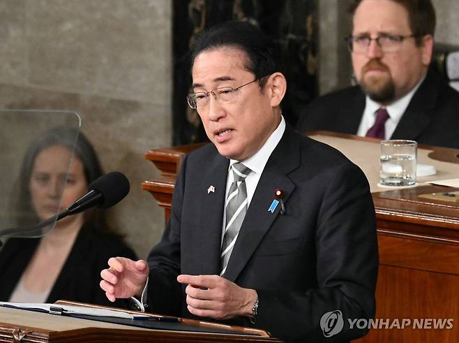 美 의회 합동 연설하는기시다 日 총리 (워싱턴 AFP=연합뉴스) 미국을 국빈 방문한 기시다 후미오 일본 총리가 11일(현지시간) 워싱턴 DC 연방의사당에서 상·하원 합동 연설을 하고 있다. 이날 연설에서 기시다 총리는 국제사회에서 미국의 중요성을 강조하면서도 미국이 부담을 혼자 짊어지지 않도록 일본이 적극 돕겠다고 말했다. 2024.04.12 passion@yna.co.kr