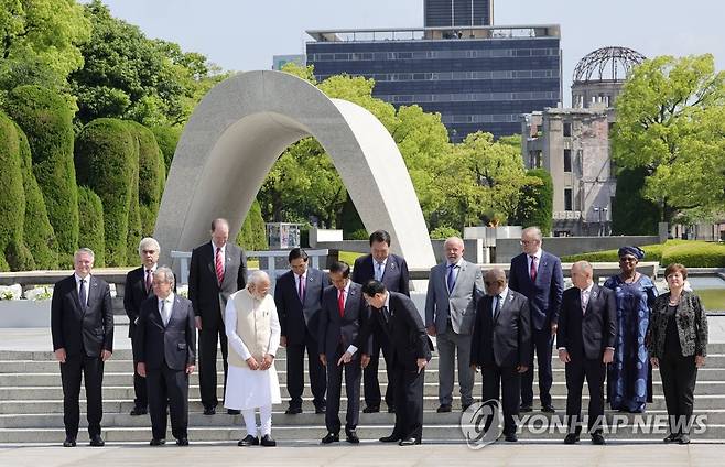 윤 대통령, G7 초청국 정상들과 히로시마 평화기념공원 방문 (히로시마=연합뉴스) 진성철 기자 = 윤석열 대통령이 21일 일본 히로시마 평화기념공원에서 기시다 후미오 일본 총리 및 G7 초청국 정상들과 원폭 희생자 위령비에 헌화한 뒤 기념 촬영을 준비하고 있다.  2023.5.21 zjin@yna.co.kr