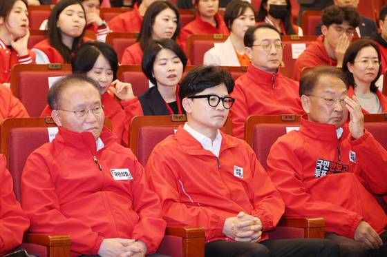 국민의힘 한동훈 비상대책위원장이 10일 서울 여의도 국회도서관에 마련된 제22대 국회의원선거 개표상황실에서 출구조사 결과를 시청하고 있다. 〈사진=연합뉴스〉