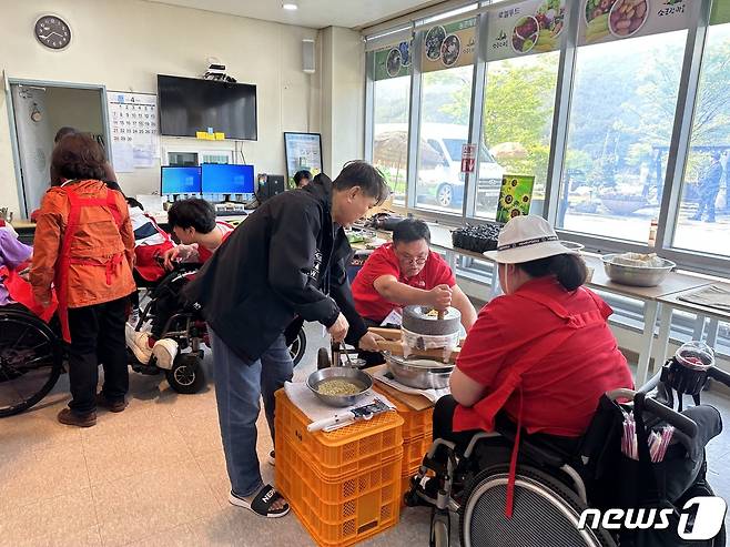 소금강마을 에코센터에서 초당 순두부를 만드는 지체 장애인 여행단의 모습   ⓒ News1 윤슬빈 기자