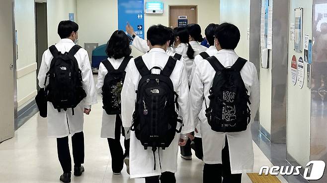 서울의 한 대학병원에서 의과대 학생들이 이동하고 있다. /뉴스1 ⓒ News1 박지혜 기자