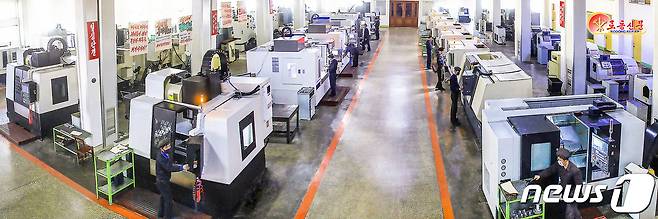 (평양 노동신문=뉴스1) = 북한 노동당 기관지 노동신문은 21일 당 중앙위원회 결정 관철을 위해 각 부문의 생산 확대를 독려했다. 사진은 희천정밀기계공장의 모습. [국내에서만 사용가능. 재배포 금지. DB 금지. For Use Only in the Republic of Korea. Redistribution Prohibited] rodongphoto@news1.kr