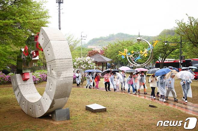 지난 20일  의왕시지속가능발전협의회가 탄소중립 실천을 위한 4월 '두발로 Day' 행사를 진행하고 있다. (의왕시 제공)