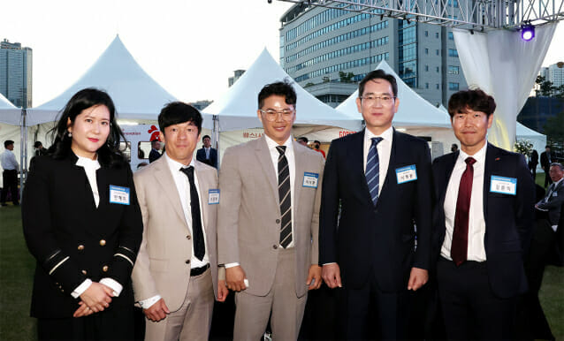 이시완 엘비에스테크 대표(왼쪽 세번째)가 작년 6월 열린 ‘2023년 대한민국 중소기업인대회'에서 이재용 삼성전자 회장 등과 기념사진을 촬영했다.