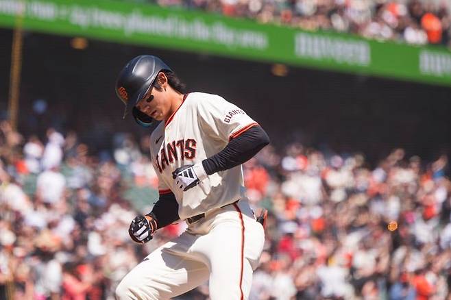 1회 첫 타석에서 홈런포를 가동한 이정후가 홈을 밟고 있다. ⓒ AP=뉴시스