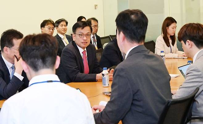 주요20개국(G20)재무장관회의, 국제통화기금(IMF)·세계은행(WB) 연차총회 참석차 미국 워싱턴을 방문 중인 최상목 부총리 겸 기획재정부 장관이 19일(현지시간) 월드뱅크(WB)에서 동행기자단과 간담회를 하고 있다. 기획재정부