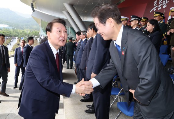 윤석열 대통령이 지난 2022년 10월 1일 충남 계룡대 대연병장에서 열린 건군 '제74주년 국군의 날' 기념식에 참석한 뒤 더불어민주당 이재명 대표와 악수하고 있다. 연합뉴스