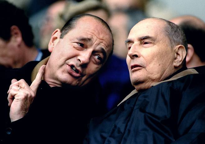 프랑스 사회당의 프랑수아 미테랑 대통령(오른쪽)과 공화국연합의 자크 시라크 총리는 1986~1988년 동거정부를 구성해 함께 프랑스를 이끌었다. 1995년 5월6일 두 사람이 프랑스 파리에서 열린 럭비 경기를 보며 대화하고 있다. REUTERS