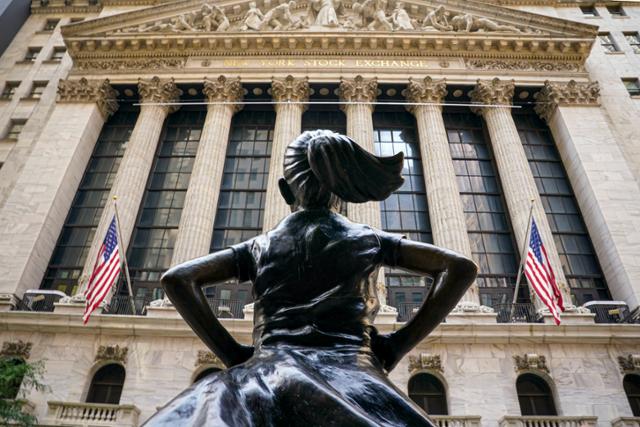 미국 뉴욕증권거래소(NYSE) 앞에 세워진 ‘두려움 없는 소녀(Fearless Girl)’상. 월가를 상징하는 명물로 꼽힌다. 뉴욕=AP 연합뉴스