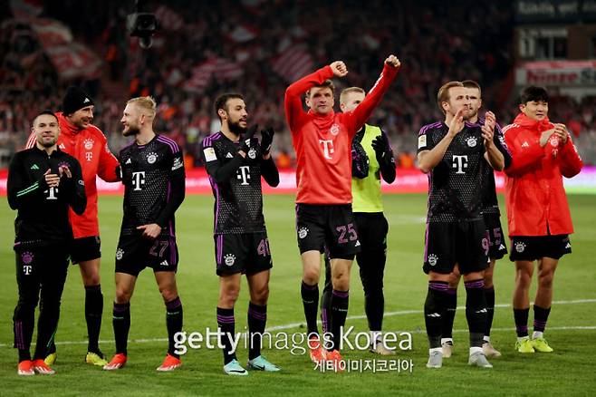 21일 슈타디온 안 데어 알텐 푀르스테라이에서 열린 우니온과 뮌헨의 2023~24 분데스리가 30라운드. 5-1 대승을 거둔 뮌헨 선수단이 팬들을 향해 박수를 보내고 있다. 김민재(맨 오른쪽)는 선발로 나서 약 59분을 소화한 뒤 교체됐다. 사진=게티이미지
