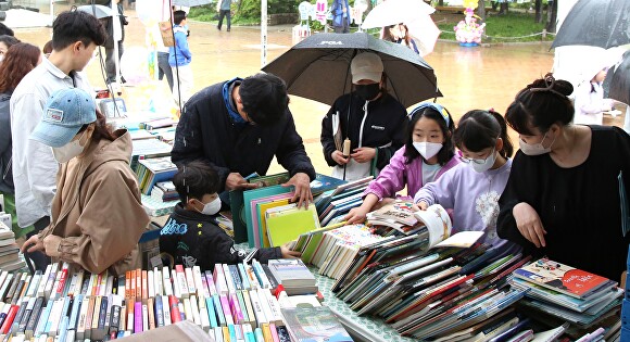 대구 달서 북(책)소리 축제에 참석한 부모들과 어린이들이 책을 둘러보고 있다. [사진=달서구]