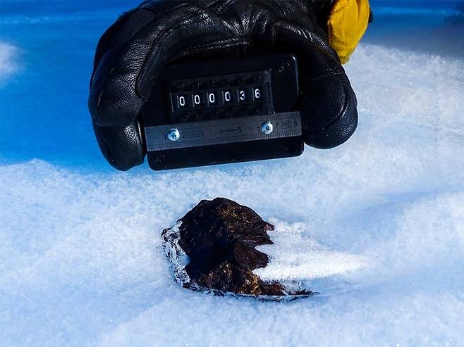 벨기에와 스위스, 영국 과학자 등으로 구성된 공동 연구진이 올해 남극에서 발견한 운석. 빙하 속에 몸체 상당 부분이 묻혀 있다. 영국 맨체스터대 연구진 제공