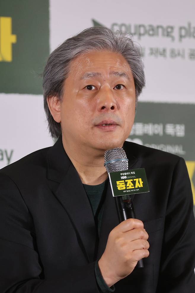 박찬욱 감독이 지난 18일 서울 강남구 코엑스 메가박스에서 열린 HBO 오리지널 시리즈 <동조자> 시사회 및 기자간담회에서 질문에 답하고 있다. 연합뉴스