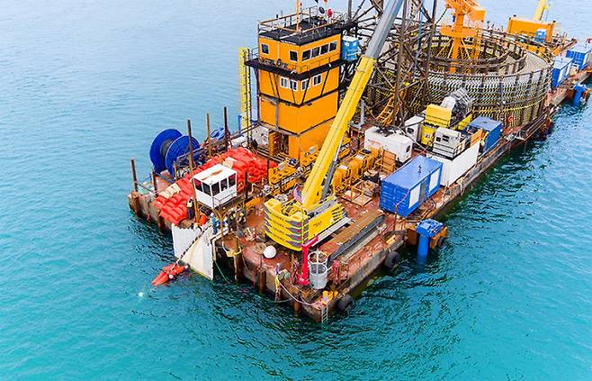 LS전선이 미국 해상풍력단지에서 해저케이블을 시공하고 있다. LS전선 제공
