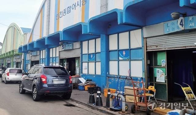 인천 중구 연안부두의 낡은 인천종합어시장을 옮겨 새로 짓는 사업이 부지 확보가 이뤄지지 않으면서 표류하는 가운데 21일 어시장 인근 골목 도로가 수산물 차량과 불법 주정차 차량으로 꽉 차 있다. 조병석기자
