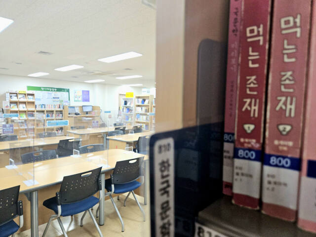 21일 오후 인천 미추홀구 학익동 학나래도서관에는 사람 1명 없이 텅 비어있다. 박귀빈기자