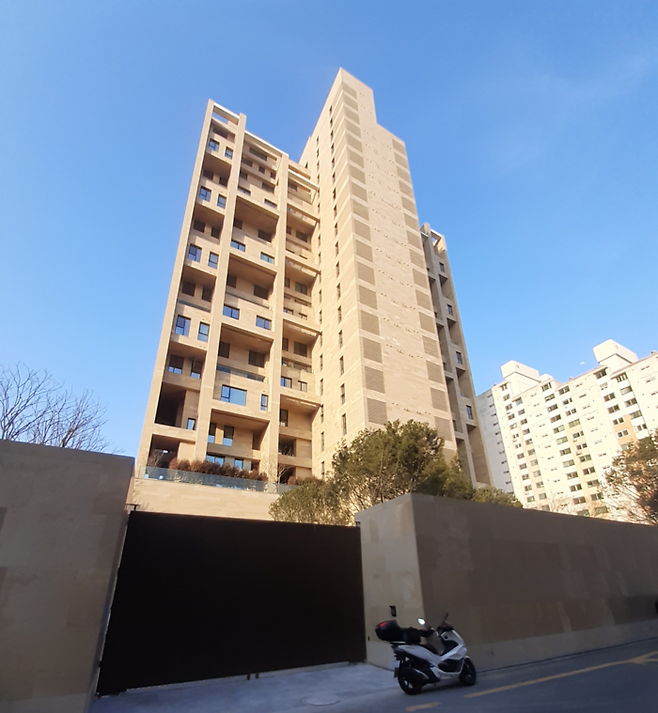 에테르노 청담. 선릉로190길 도로변에서 바라본 모습