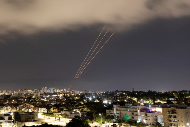 지난 13일 밤(현지시간) 이스라엘의 방어 체계인 ‘아이언돔’이 이란 드론과 미사일을 요격하는 모습. /사진=로이터연합뉴스