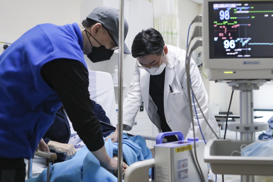 경기 성남 국군수도병원에서 민간인 환자를 진료하고 있다. 국방부 제공